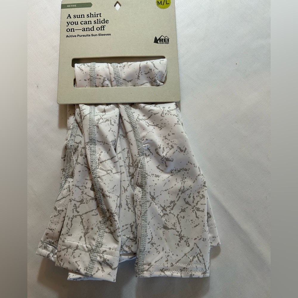 NWT:  REI Active Pursuits Sun Sleeves. Size: M/L